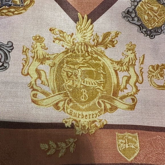 Burberry silk scarf very rare with hidden pattern comes with a free designer gif - Picture 4 of 8